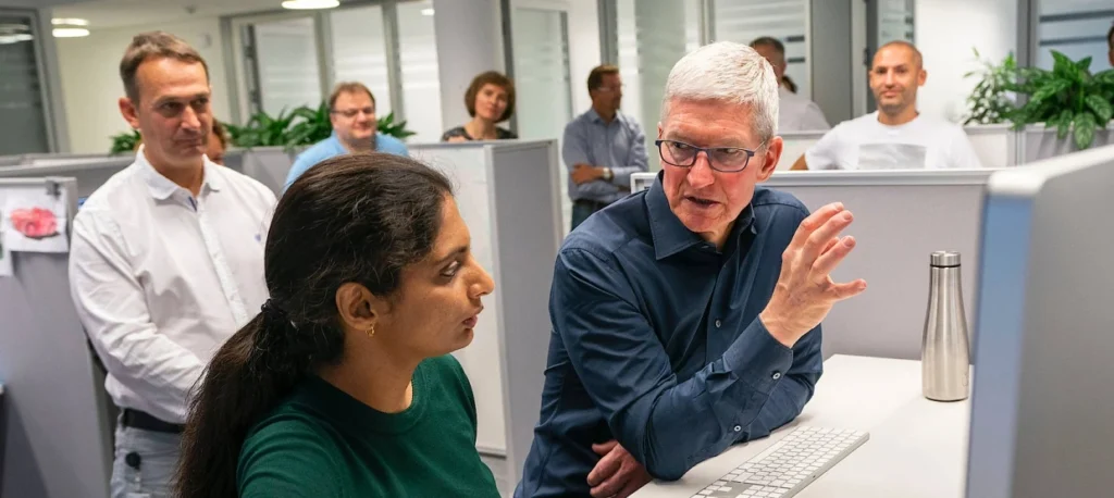 This image has an empty alt attribute; its file name is Tim-Cook-Munich-1024x458.webp